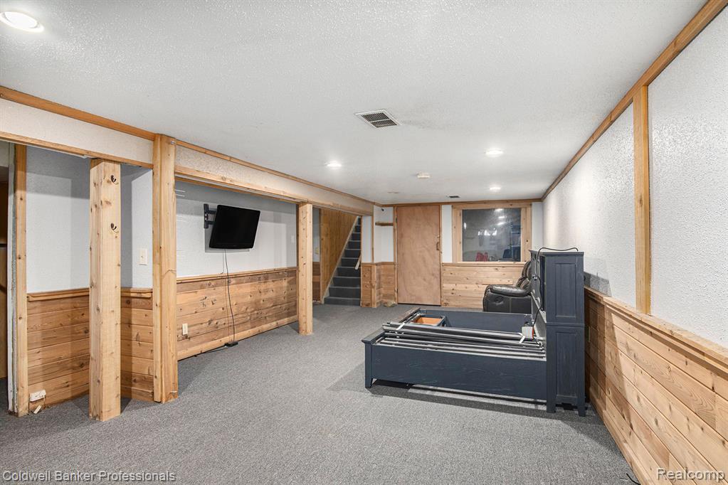 6408 E Court Street S, Burton, MI 48509 — Photo 18
