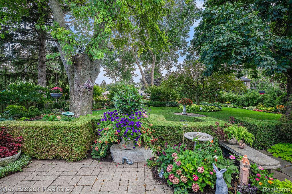 855 N Pemberton Road, Bloomfield Hills, MI 48302 — Photo 23