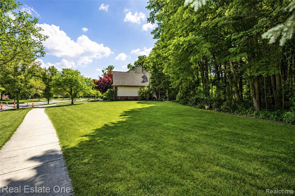 3481 Castlewood Court, Wixom, MI — Photo 10