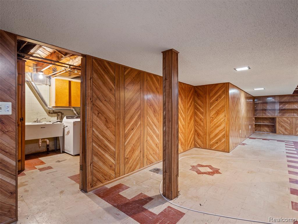 8211 Saint John Street, Utica, MI 48317 — Photo 24