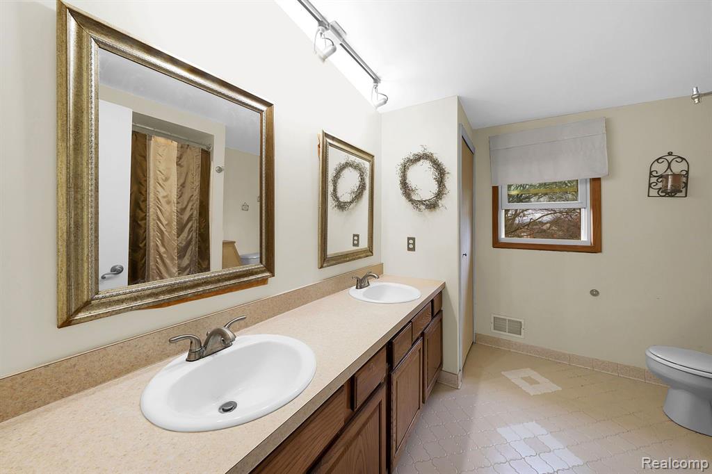982 LANGLEY Road, Rochester Hills, MI 48309 — Photo 24