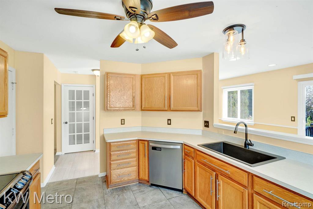 8590 BARRINGTON Drive, Ypsilanti, MI 48198 — Photo 25