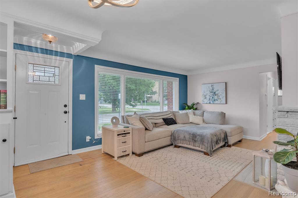765 Vernier Road, Grosse Pointe Woods, MI 48236 — Photo 6