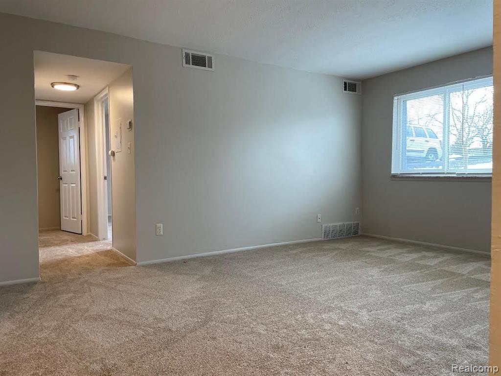 885 E SUMMIT Street, Milford, MI 48381 — Photo 8