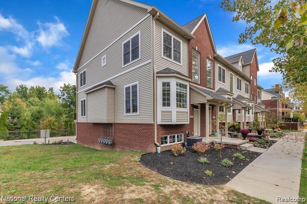 581 VILLAGE Lane, Milford, MI 48381 — Photo 32