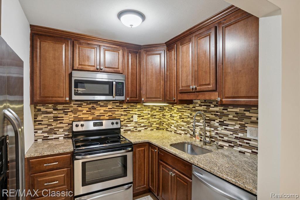 4905 CROOKS Road, A11, Royal Oak, MI 48073 — Photo 18