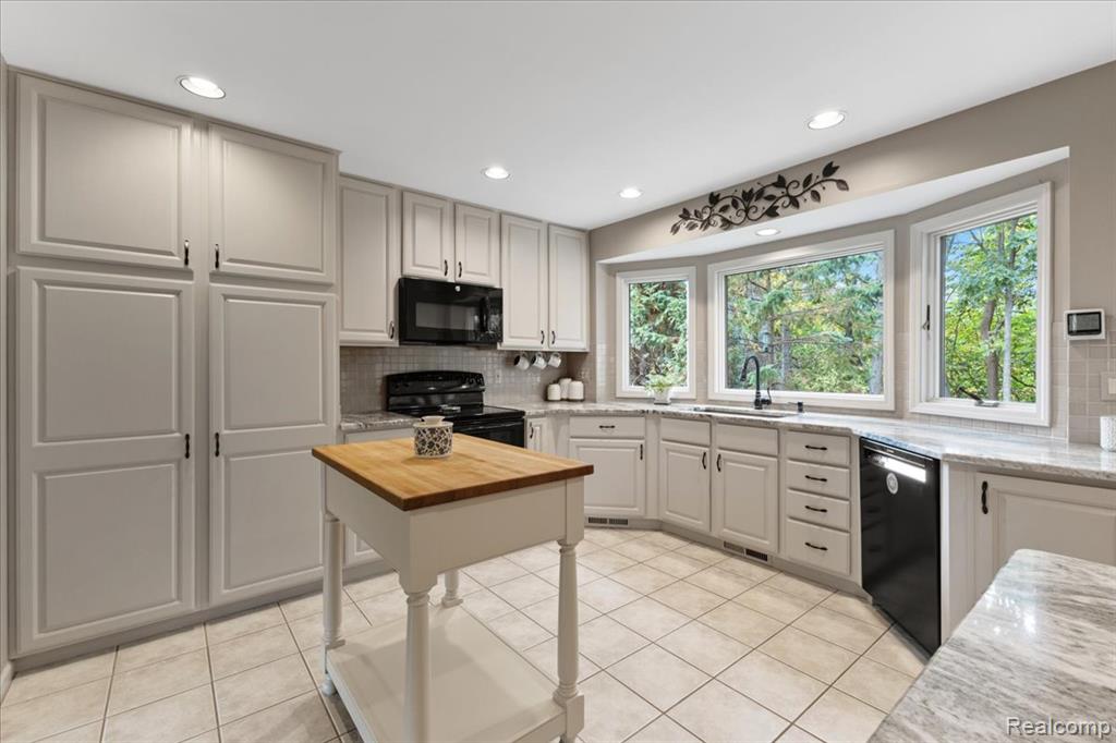 8291 Fawn Valley Circle, Clarkston, MI 48348 — Photo 14
