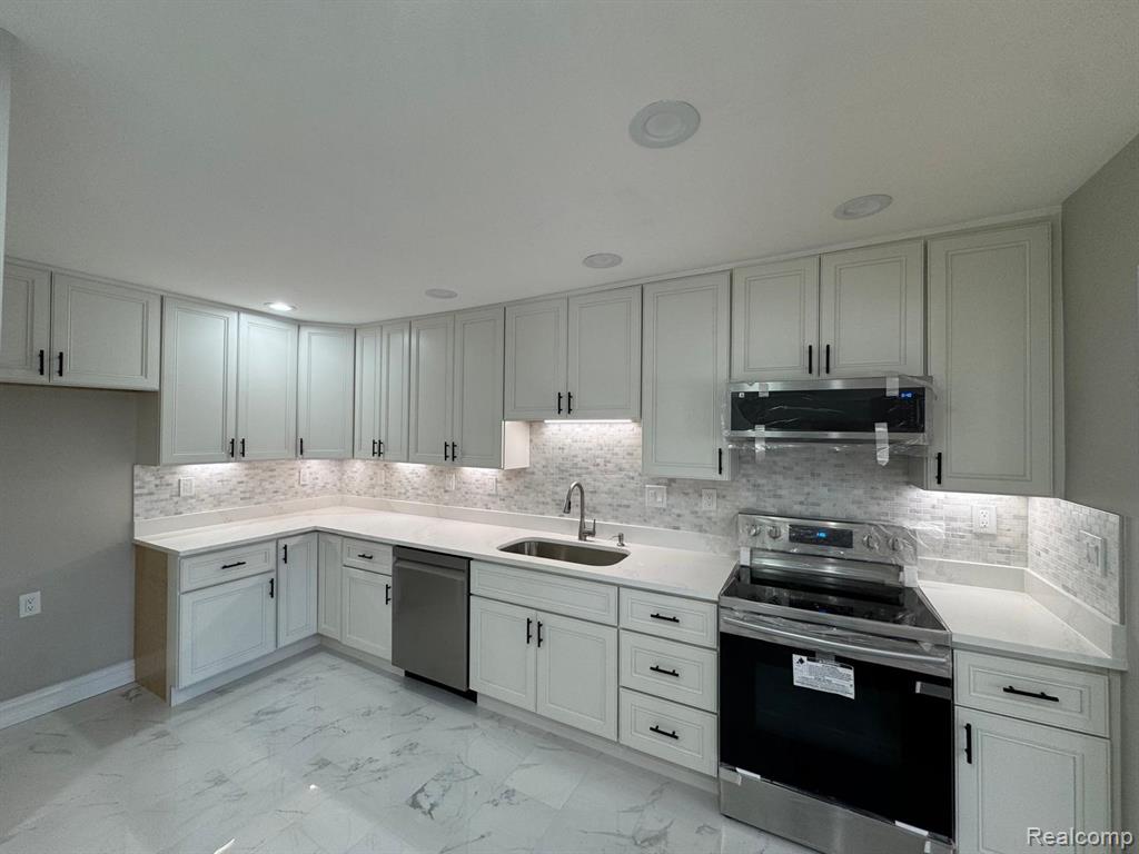 7490 S Brynmawr Court, West Bloomfield, MI — Photo 15