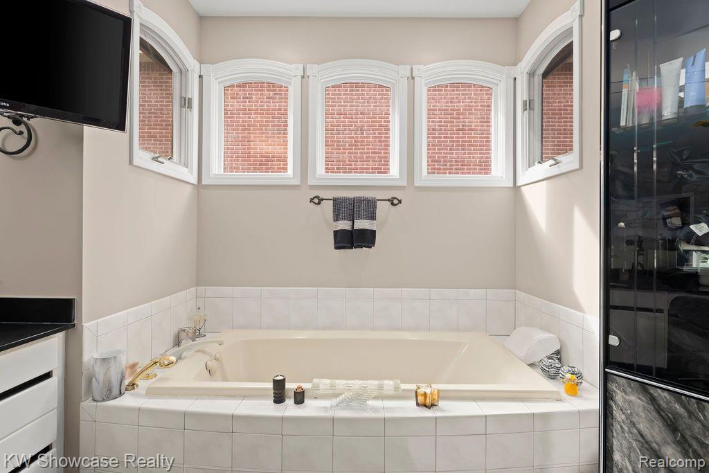 8579 PINE COVE Drive, Commerce Twp, MI 48382 — Photo 39