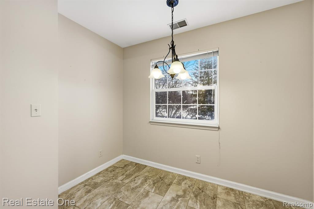 4885 Oak Hill Drive, 20, Waterford, MI 48329 — Photo 14