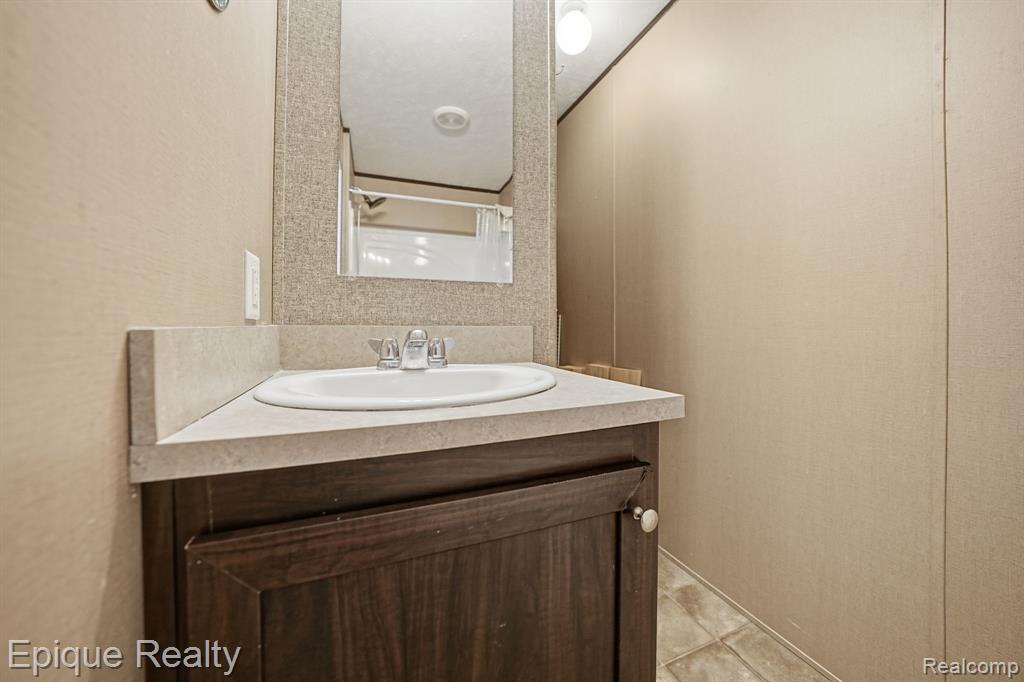 48580 Pineview Drive, Shelby Twp, MI 48317 — Photo 14