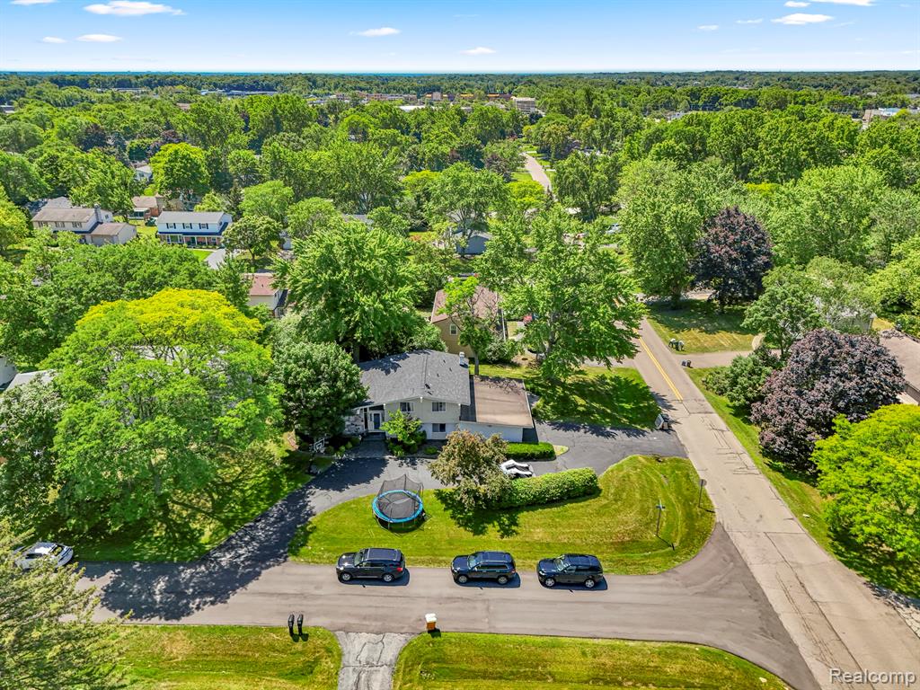 5589 Pembury, West Bloomfield, MI — Photo 55