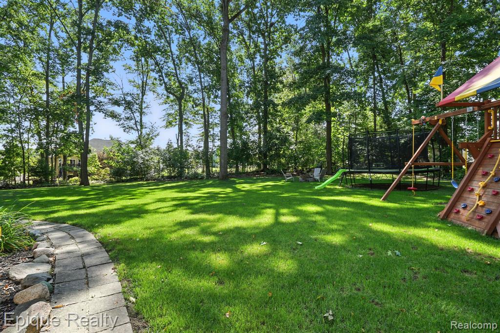 9446 Fair Oaks Drive, Goodrich Vlg, MI — Photo 2
