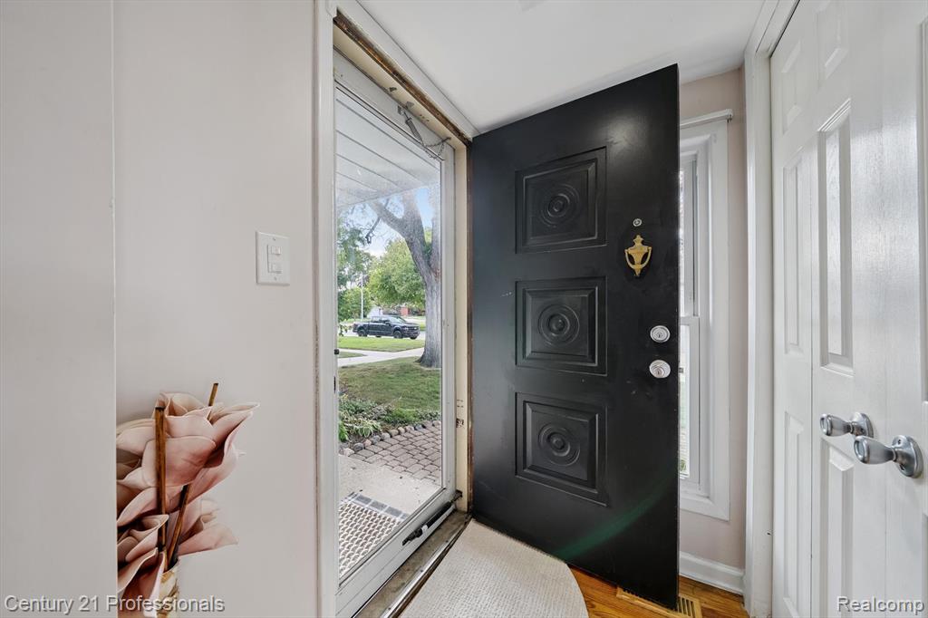 9024 Hubbard Street, Livonia, MI 48150 — Photo 5