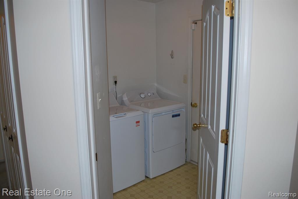 697 RAVENCREST Lane, 5, Westland, MI — Photo 41