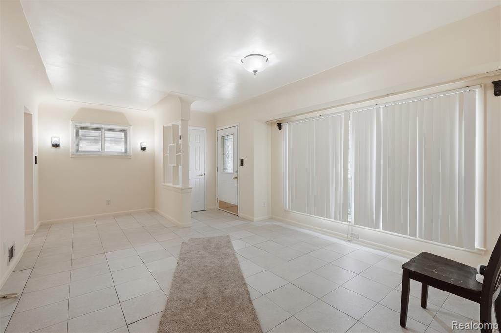 916 Buckingham Avenue, Flint, MI 48507 — Photo 5