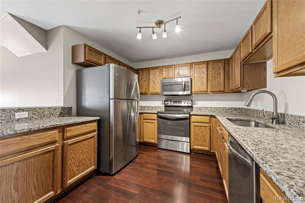 460 Old Pine Way, Walled Lake, MI 48390 — Photo 8