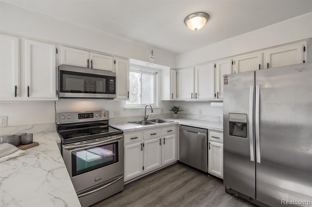 4851 Shoreline Boulevard, Waterford, MI 48329 — Photo 5