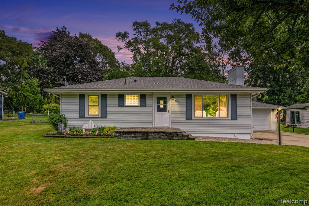 716 Gertrude Road, Waterford, MI 48328 — Photo 2