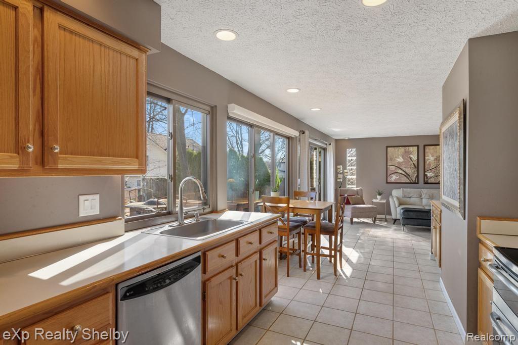 691 BARCLAY Drive, Troy, MI 48085 — Photo 11