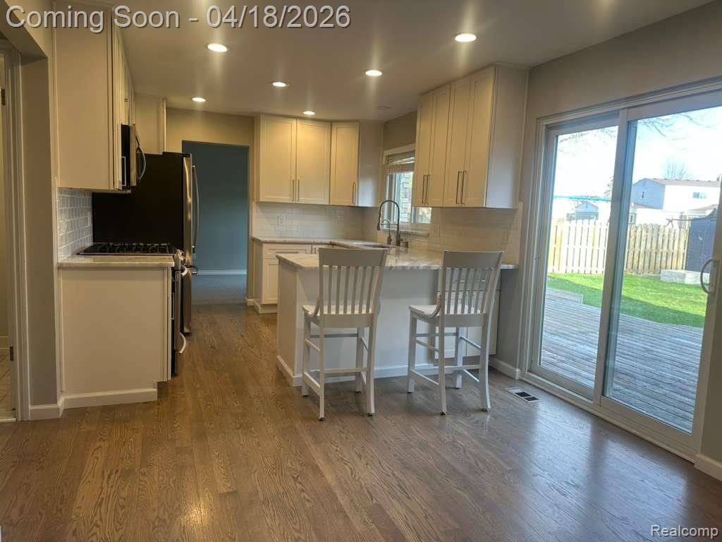 3960 Kings Point Drive, Troy, MI 48083 — Photo 8