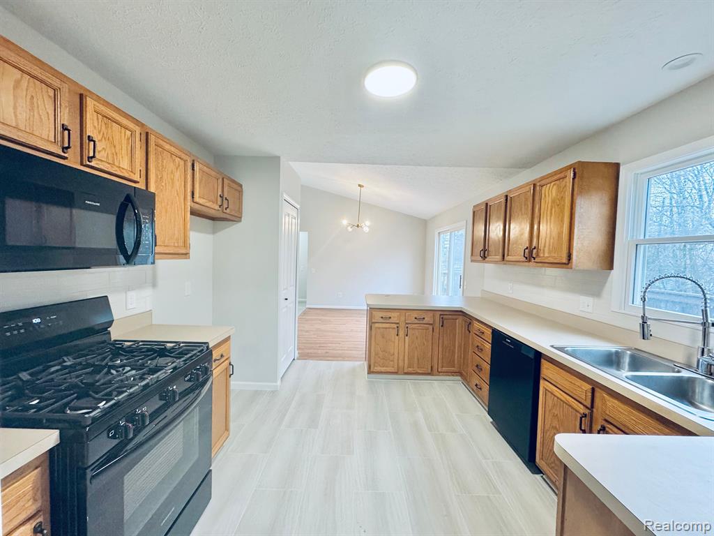 562 HALF ACRE Drive, Milford, MI 48380 — Photo 5