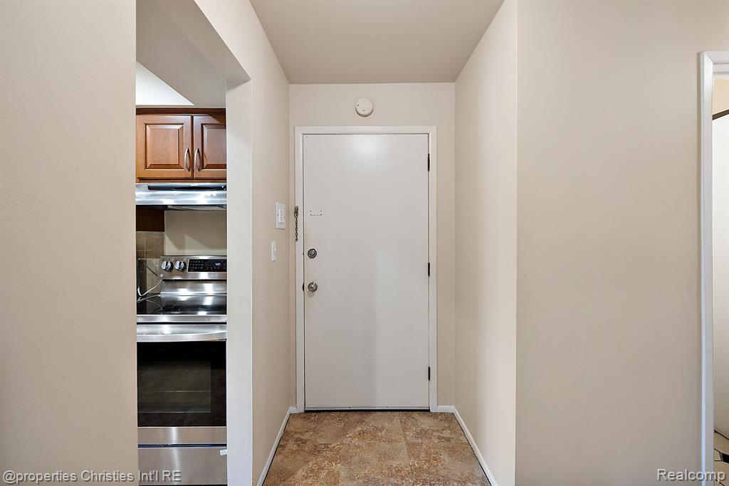636 E FOX HILLS Drive, Bloomfield Hills, MI 48304 — Photo 4