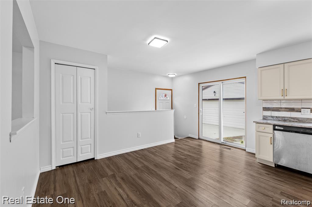 8456 Robindale Avenue, Dearborn Heights, MI 48127 — Photo 9