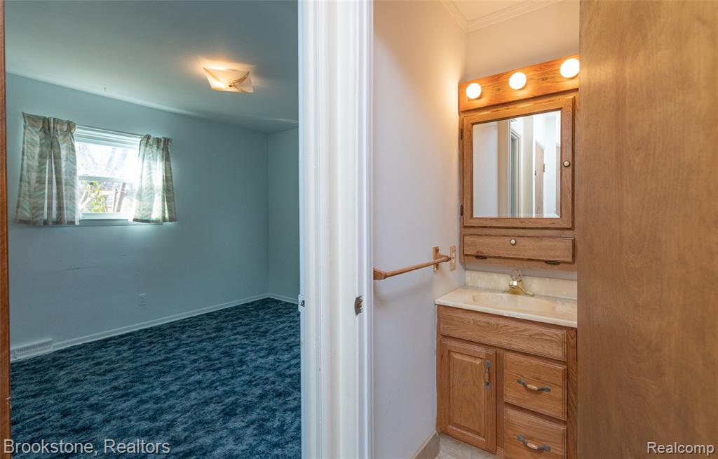 656 S CASS LAKE Road, Waterford, MI 48328 — Photo 24