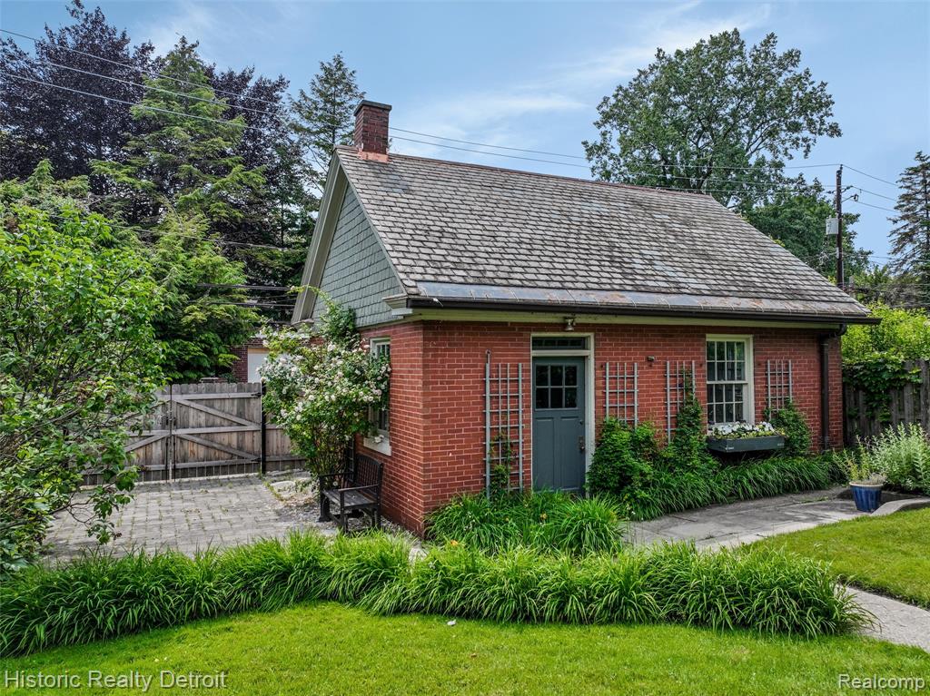 1027 Burns Street, Detroit, MI 48214 — Photo 57