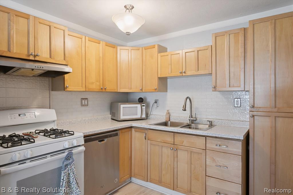 4065 Rosemound Avenue, Waterford, MI 48329 — Photo 16