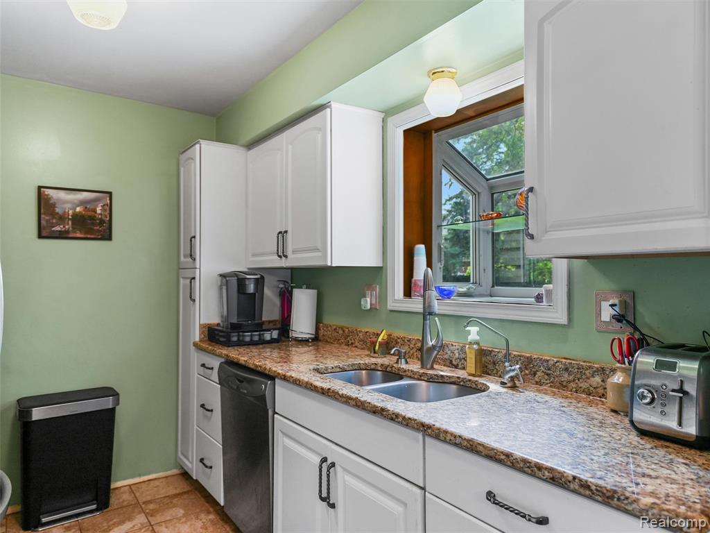 46275 W 11 Mile Rd, Novi, MI — Photo 29