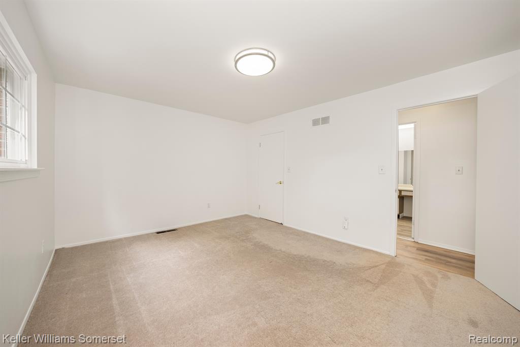 739 E FOX HILLS Drive, Bloomfield Hills, MI 48304 — Photo 14
