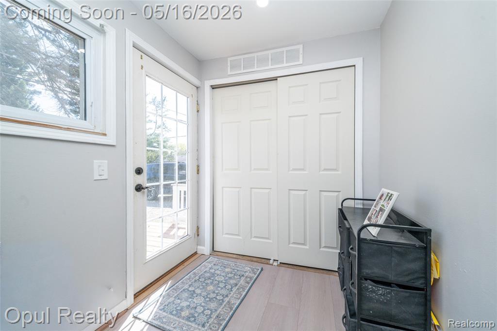 21001 Parker Street, Farmington, MI 48336 — Photo 27