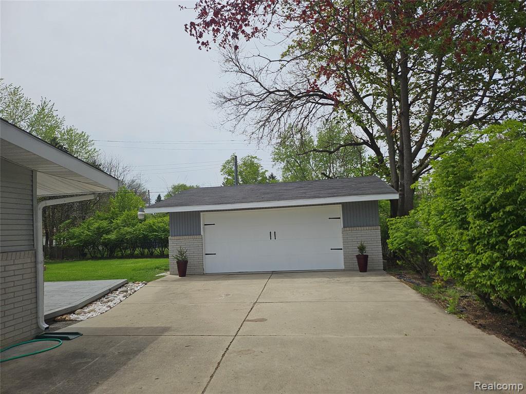 2121 S Commerce Road, Wolverine Lake, MI 48390 — Photo 11