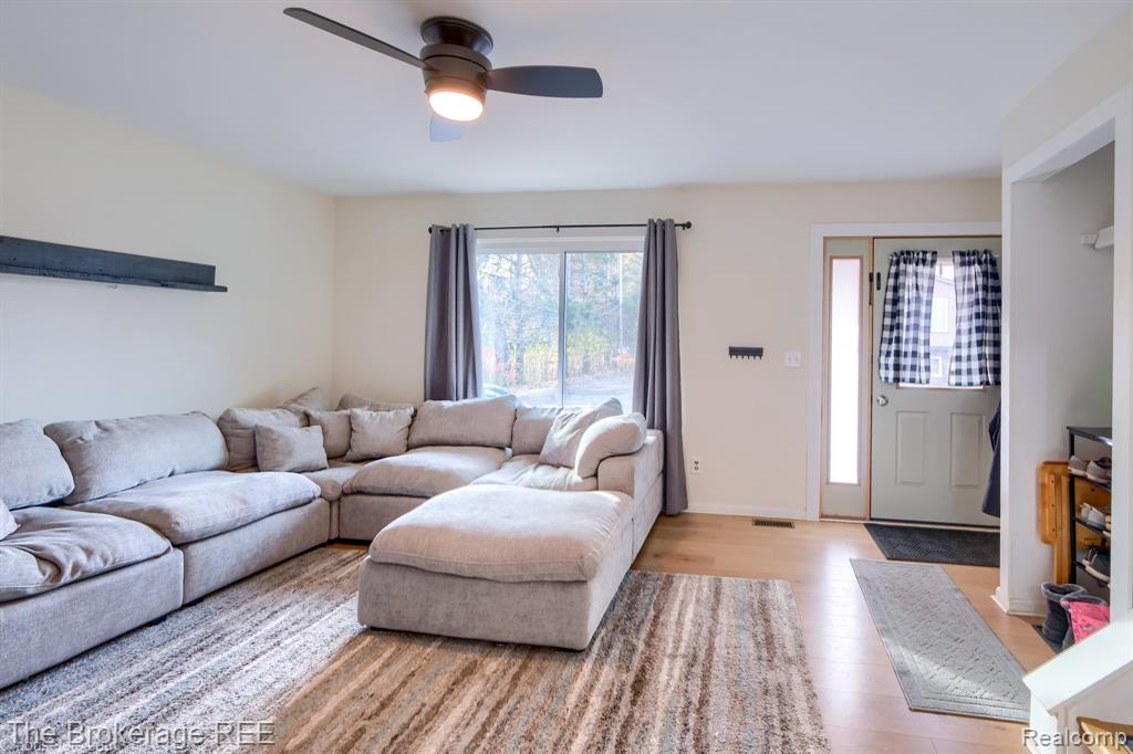 370 Oakwood Road, Ortonville, MI 48462 — Photo 4