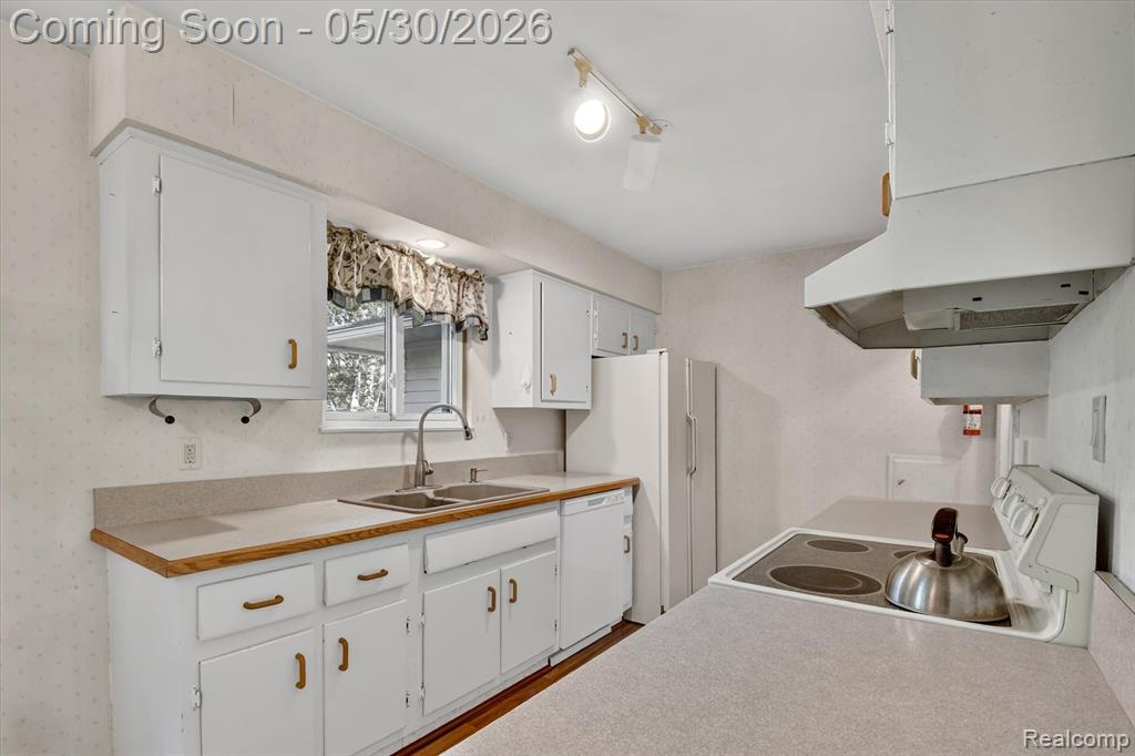 721 Robbinann Drive, Waterford, MI 48328 — Photo 12
