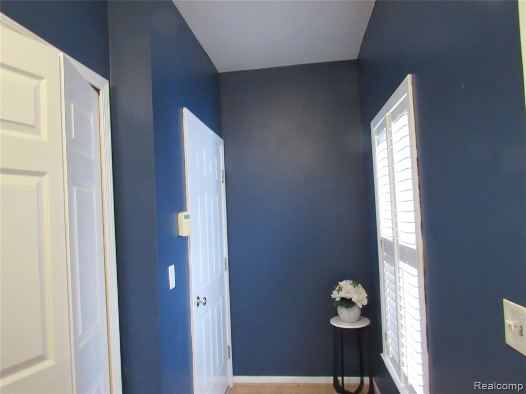 798 Amberly Drive, B, Waterford, MI 48328 — Photo 2