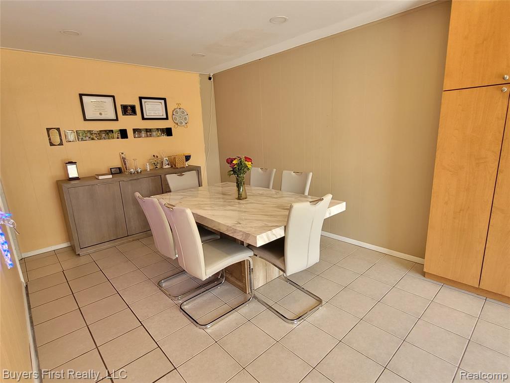 26040 Marlowe Place, Oak Park, MI 48237 — Photo 8