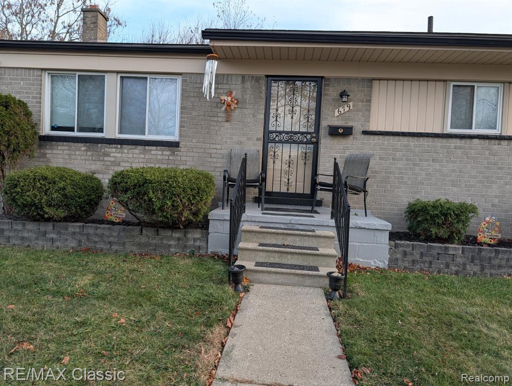 679 Linda Vista Drive, Pontiac, MI 48342 — front exterior