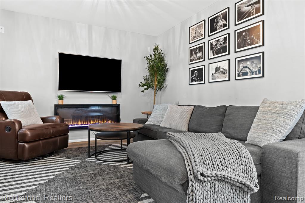 400 LA PLAZA, Royal Oak, MI 48073 — Photo 13
