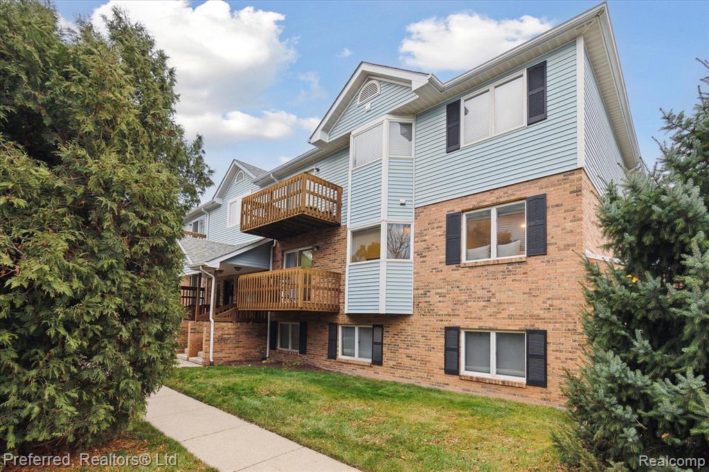 262 PINEWOOD Drive, Plymouth, MI 48170 — Photo 4