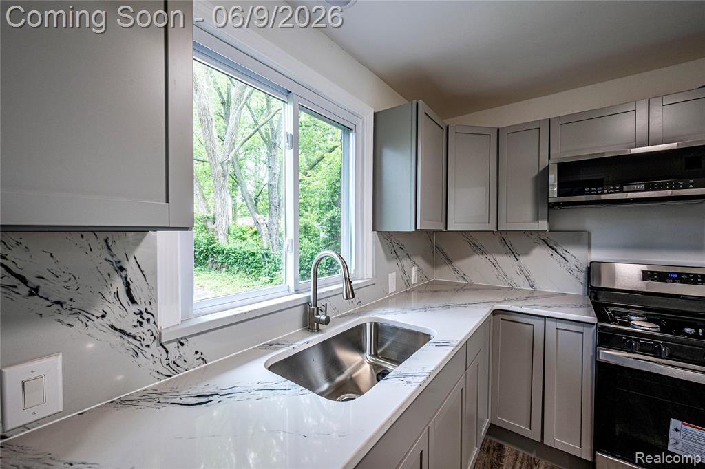24221 Cloverlawn Street, Oak Park, MI 48237 — Photo 6