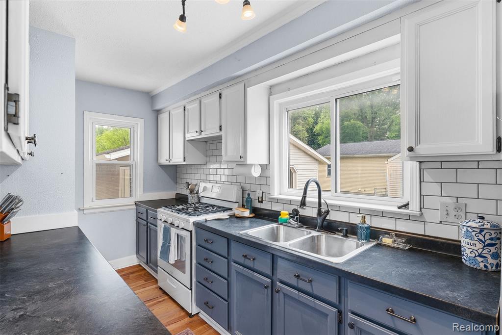 2496 Stockbridge Street, Burton, MI 48509 — Photo 11