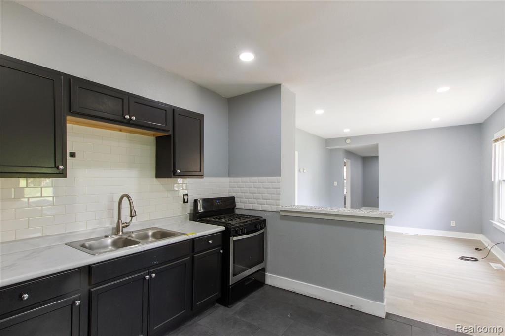 520 ENGLEWOOD Street, Detroit, MI 48202 — Photo 4
