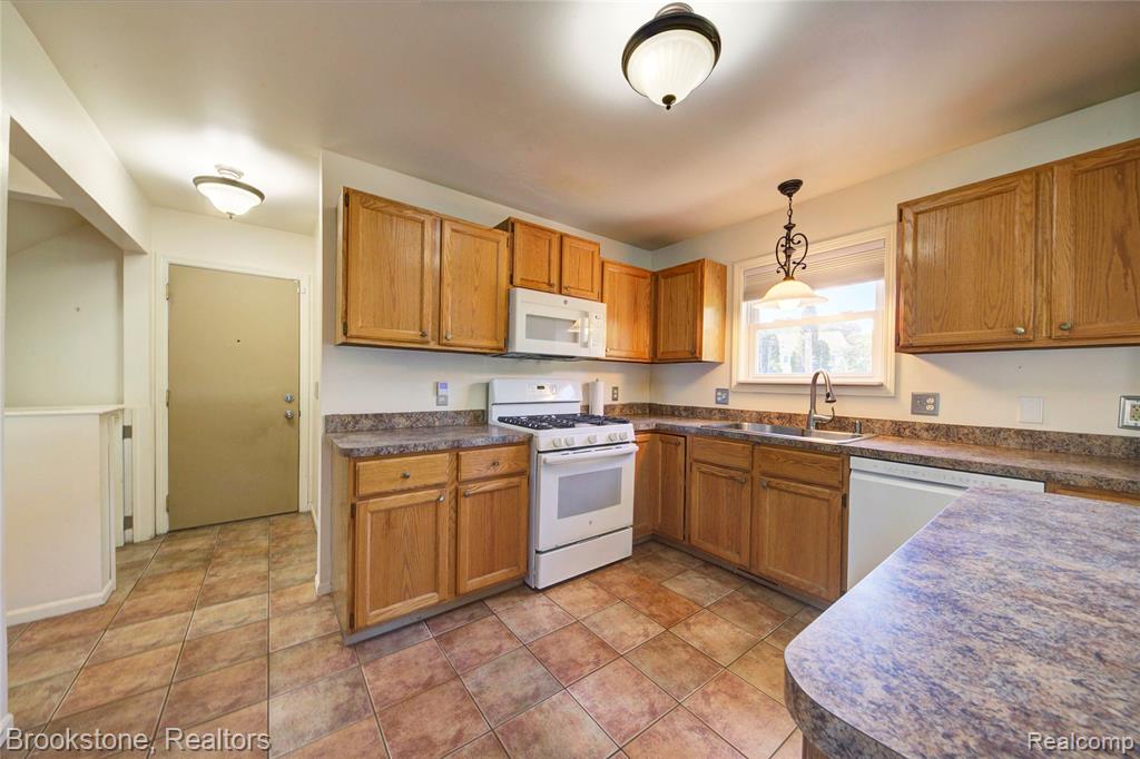 7849 Twins Drive, Waterford, MI 48329 — Photo 18