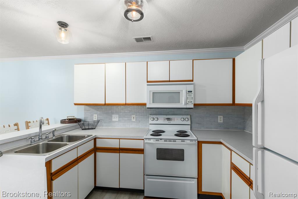 5807 CROSSWINDS Drive, 24, Norton Shores, MI 49444 — Photo 5