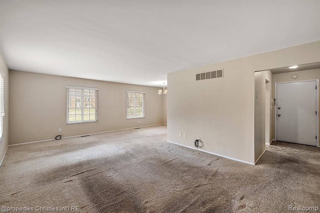 636 E FOX HILLS Drive, Bloomfield Hills, MI 48304 — Photo 13