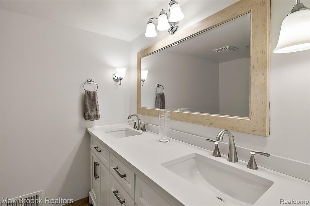 4384 SUNNINGDALE Drive, Bloomfield Hills, MI 48302 — Photo 42