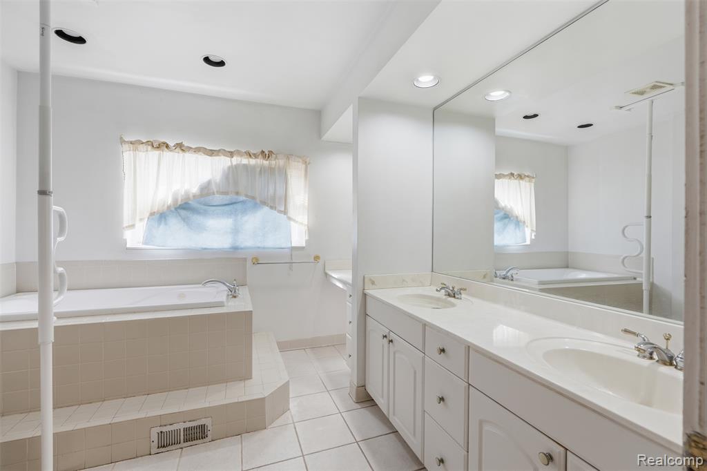 27881 Rackham Drive, Lathrup Village, MI 48076 — Photo 12